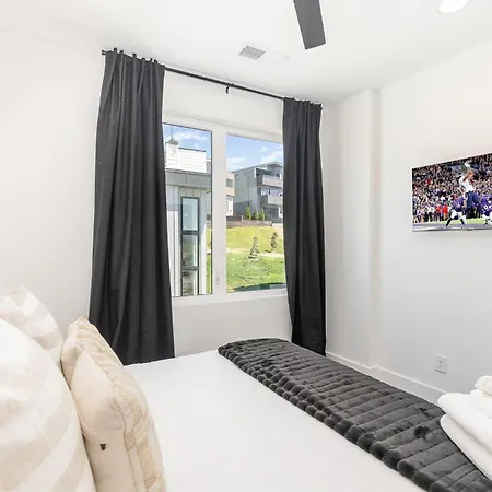 Melody Row-2 Unit Combo W/hot Tub-mins To Broadway Holiday home