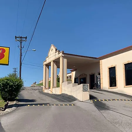 Super 8 By Wyndham Near Downtown / I-40 Hotel