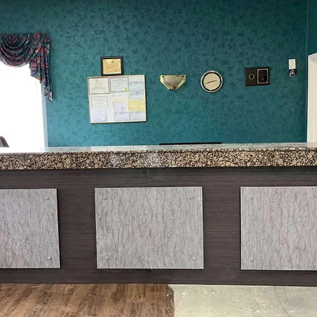 Hotel Super 8 By Wyndham Near Downtown / I-40