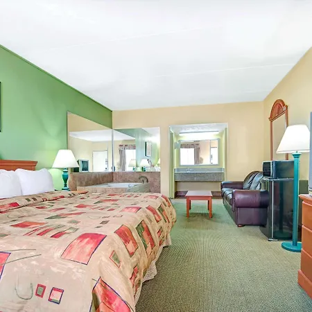 Super 8 By Wyndham Near Downtown / I-40 Nashville