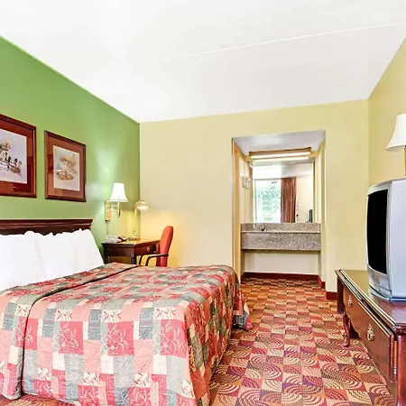 Super 8 By Wyndham Near Downtown / I-40 Hotel