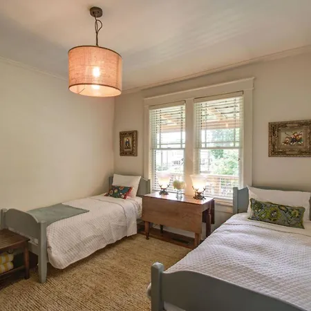 Belmont Blvd Bed & Breakfast 3*