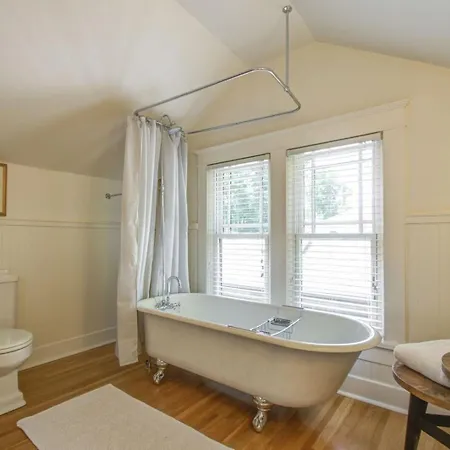 Belmont Blvd Bed & Breakfast