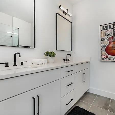 Melody Row-2 Unit Combo W/hot Tub-mins To Broadway Holiday home Nashville