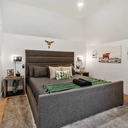 Spacious - 2 Homes, 15 Guests