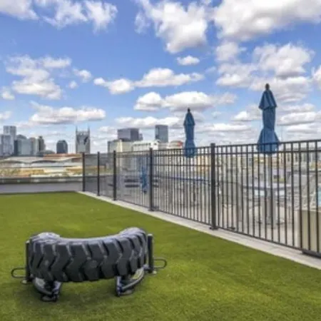 Posh Castle Pool Gym Parking Apartment Nashville