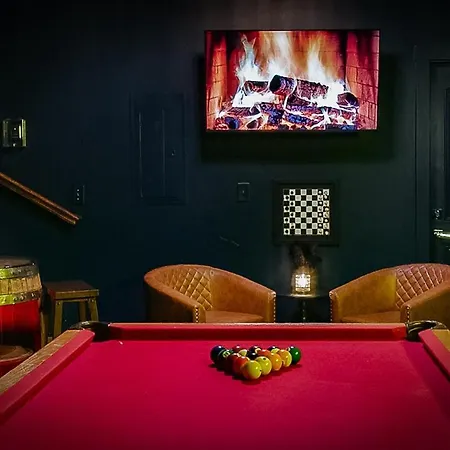 Holiday home Speakeasy Game Room, Hot Tub, Fire Pit, King Bed - Close To Downtown *