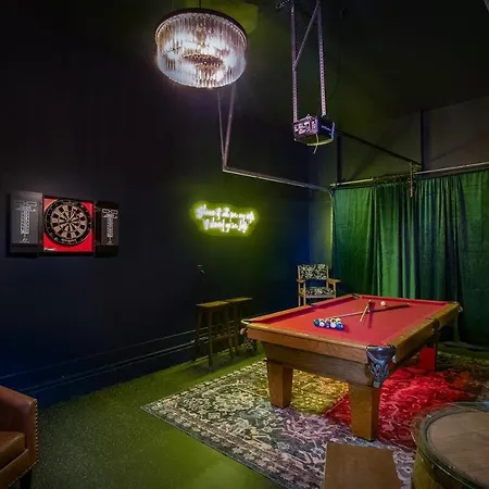 Speakeasy Game Room, Hot Tub, Fire Pit, King Bed - Close To Downtown Holiday home Nashville