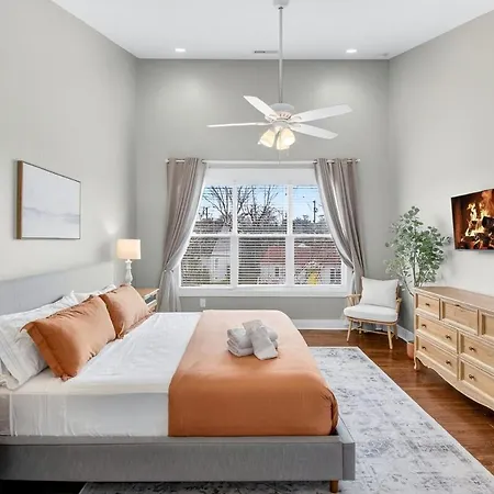 Holiday home Speakeasy Game Room, Hot Tub, Fire Pit, King Bed - Close To Downtown Nashville