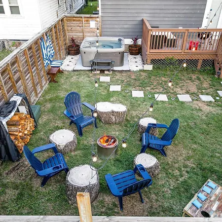 Holiday home Speakeasy Game Room, Hot Tub, Fire Pit, King Bed - Close To Downtown *