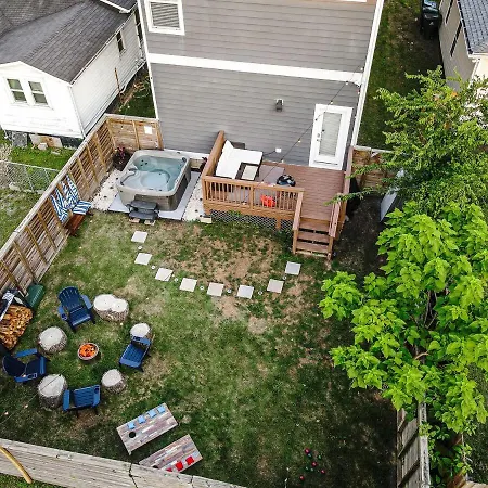 Speakeasy Game Room, Hot Tub, Fire Pit, King Bed - Close To Downtown Holiday home