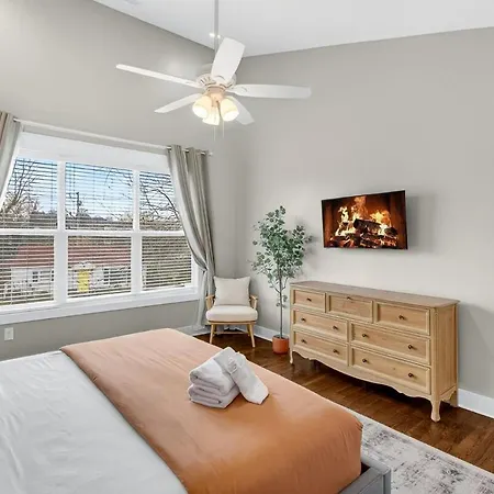 Speakeasy Game Room, Hot Tub, Fire Pit, King Bed - Close To Downtown Holiday home *