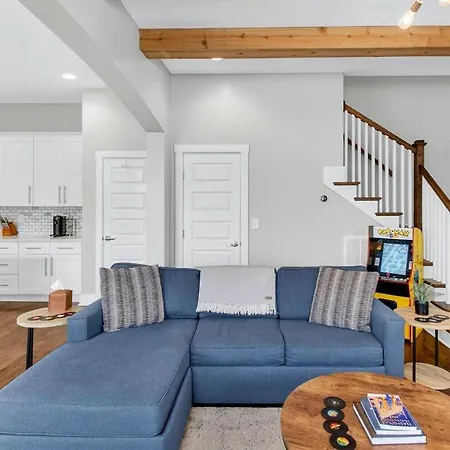 Speakeasy Game Room, Hot Tub, Fire Pit, King Bed - Close To Downtown Nashville