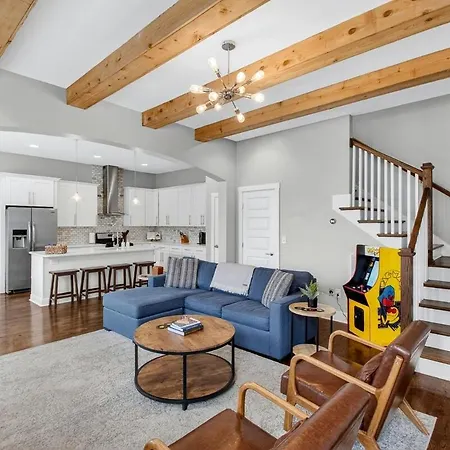 Holiday home Speakeasy Game Room, Hot Tub, Fire Pit, King Bed - Close To Downtown Nashville