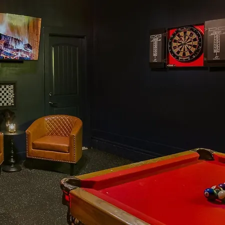 Speakeasy Game Room, Hot Tub, Fire Pit, King Bed - Close To Downtown *