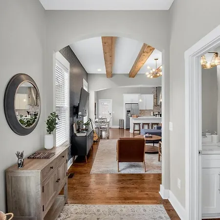 Speakeasy Game Room, Hot Tub, Fire Pit, King Bed - Close To Downtown