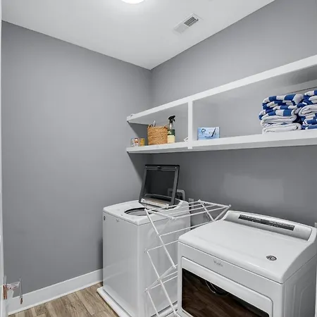 Speakeasy Game Room, Hot Tub, Fire Pit, King Bed - Close To Downtown Holiday home