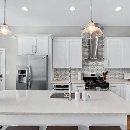 Speakeasy Game Room, Hot Tub, Fire Pit, King Bed - Close To Downtown *