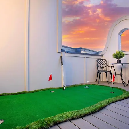 Holiday home 2 Homes! Broadway Views, Rooftops & Karaoke