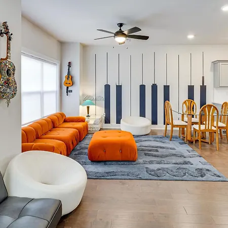 6 Mi To Broadway: Townhome W/ Balcony!