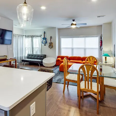6 Mi To Broadway: Townhome W/ Balcony! Holiday home