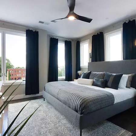 Holiday home 2 Homes! Broadway Views, Rooftops & Karaoke *