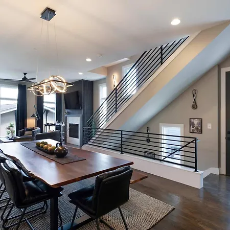 2 Homes! Broadway Views, Rooftops & Karaoke Holiday home *