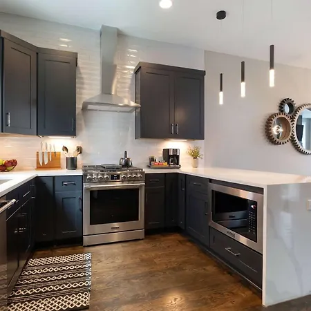 Holiday home 2 Homes! Broadway Views, Rooftops & Karaoke *