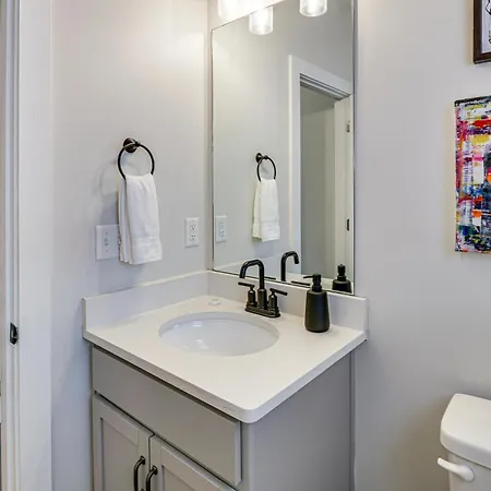 6 Mi To Broadway: Townhome W/ Balcony! Holiday home Nashville