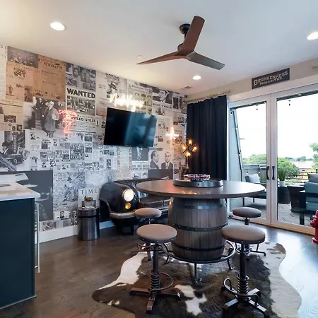 2 Homes! Broadway Views, Rooftops & Karaoke Holiday home Nashville