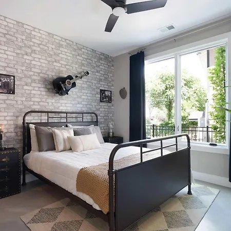 2 Homes! Broadway Views, Rooftops & Karaoke Holiday home Nashville