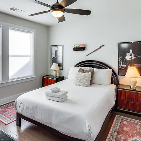 Holiday home 6 Mi To Broadway: Townhome W/ Balcony!