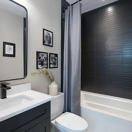 2 Homes! Broadway Views, Rooftops & Karaoke Holiday home