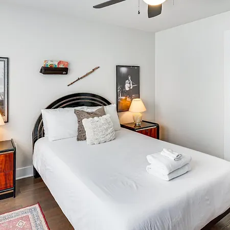 Holiday home 6 Mi To Broadway: Townhome W/ Balcony!