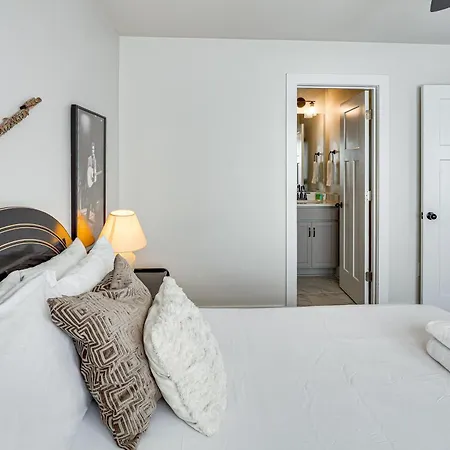 6 Mi To Broadway: Townhome W/ Balcony! Holiday home