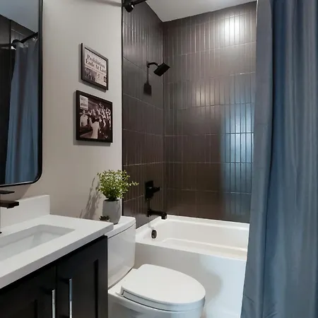 2 Homes! Broadway Views, Rooftops & Karaoke Holiday home *