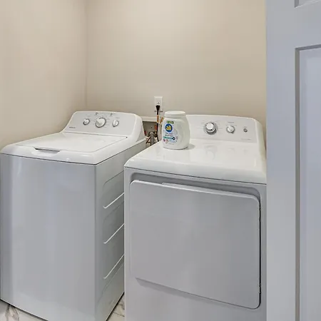 6 Mi To Broadway: Townhome W/ Balcony! Holiday home