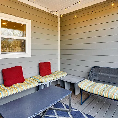 Holiday home 6 Mi To Broadway: Townhome W/ Balcony!