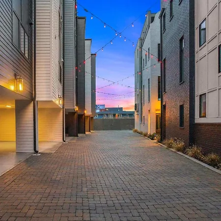 Holiday home 2 Homes! Broadway Views, Rooftops & Karaoke