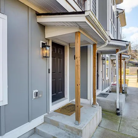 Holiday home 6 Mi To Broadway: Townhome W/ Balcony!