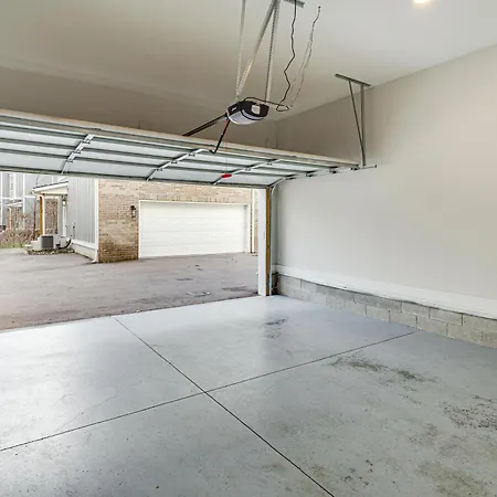 6 Mi To Broadway: Townhome W/ Balcony! *