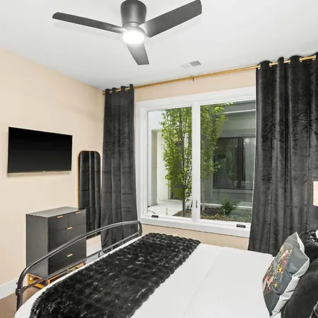 Holiday home 2 Homes! Broadway Views, Rooftops & Karaoke Nashville