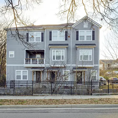 6 Mi To Broadway: Townhome W/ Balcony! Holiday home *