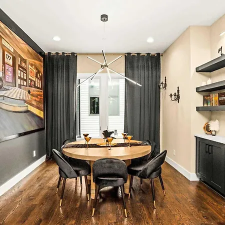 Holiday home 2 Homes! Broadway Views, Rooftops & Karaoke *