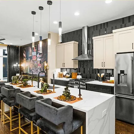 Holiday home 2 Homes! Broadway Views, Rooftops & Karaoke *