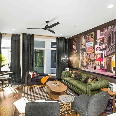 2 Homes! Broadway Views, Rooftops & Karaoke Holiday home