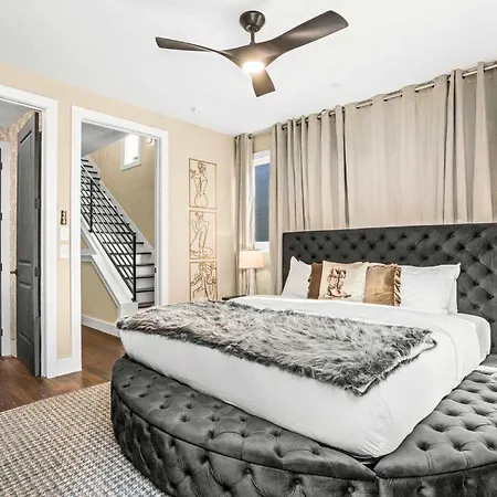 Holiday home 2 Homes! Broadway Views, Rooftops & Karaoke