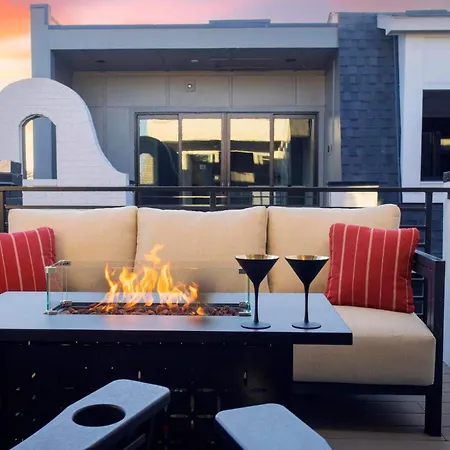 Holiday home 2 Homes! Broadway Views, Rooftops & Karaoke *
