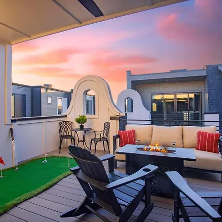 2 Homes! Broadway Views, Rooftops & Karaoke Holiday home Nashville