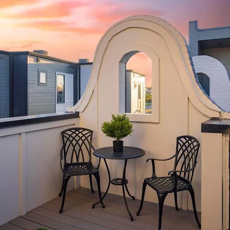 2 Homes! Broadway Views, Rooftops & Karaoke Holiday home *